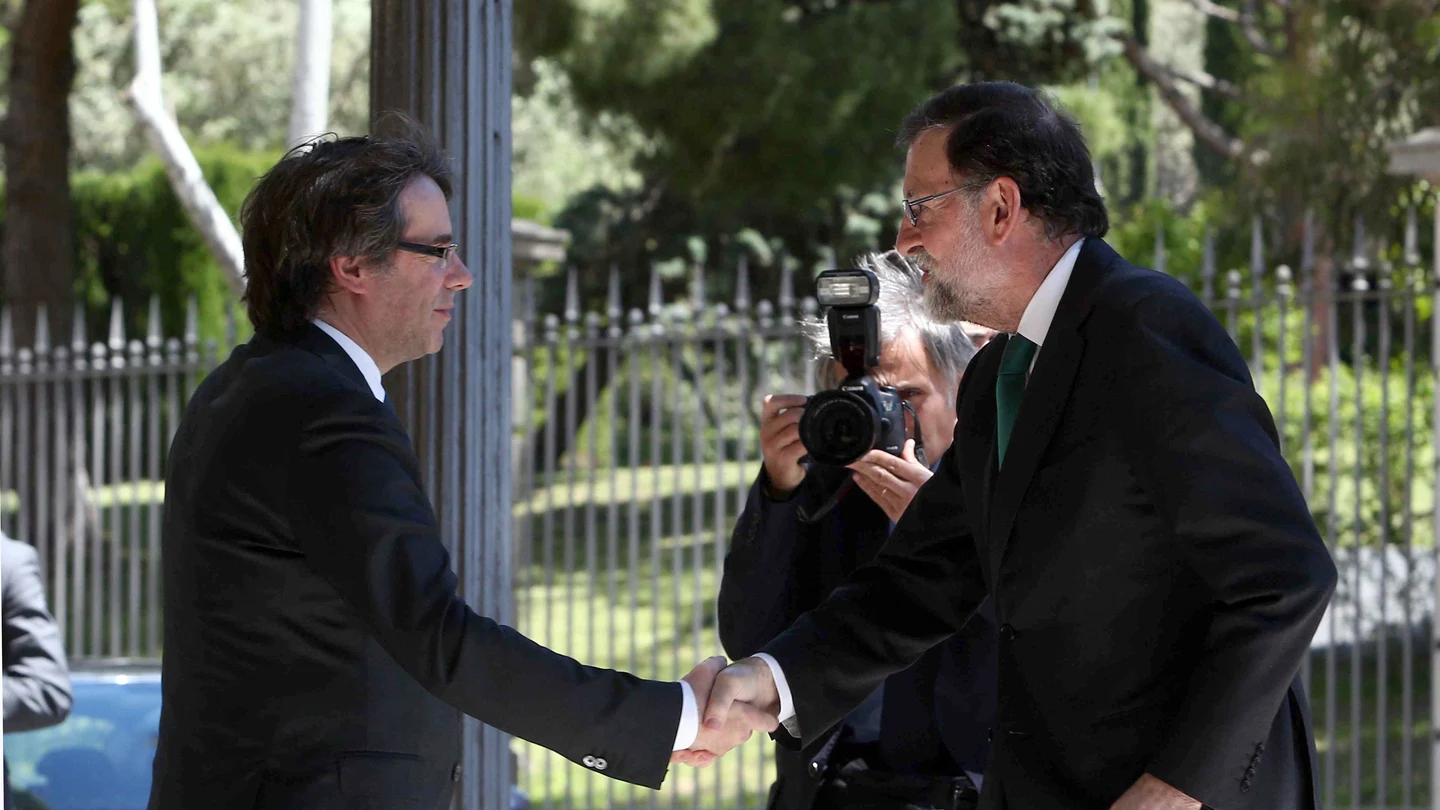 Saludo entre Rajoy y Puigdemont Saludo entre Rajoy y Puigdemont