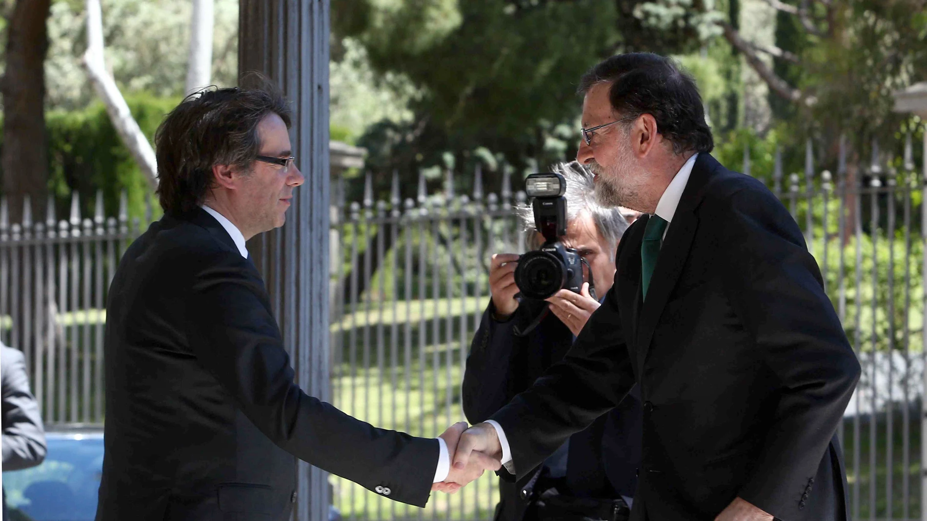 Saludo entre Rajoy y Puigdemont