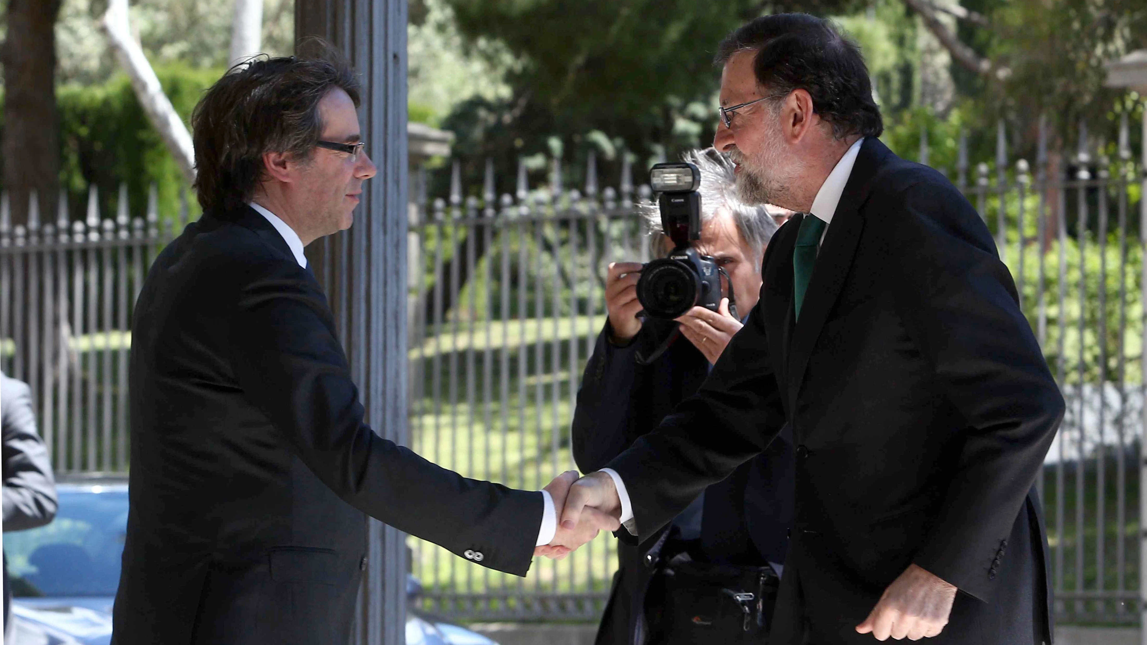 Saludo entre Rajoy y Puigdemont