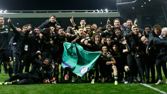 Los jugadores del Chelsea festejan su t&iacute;tulo de campeones de la Premier League