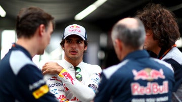 Carlos Sainz, hablando con sus mecánicos en Montmeló