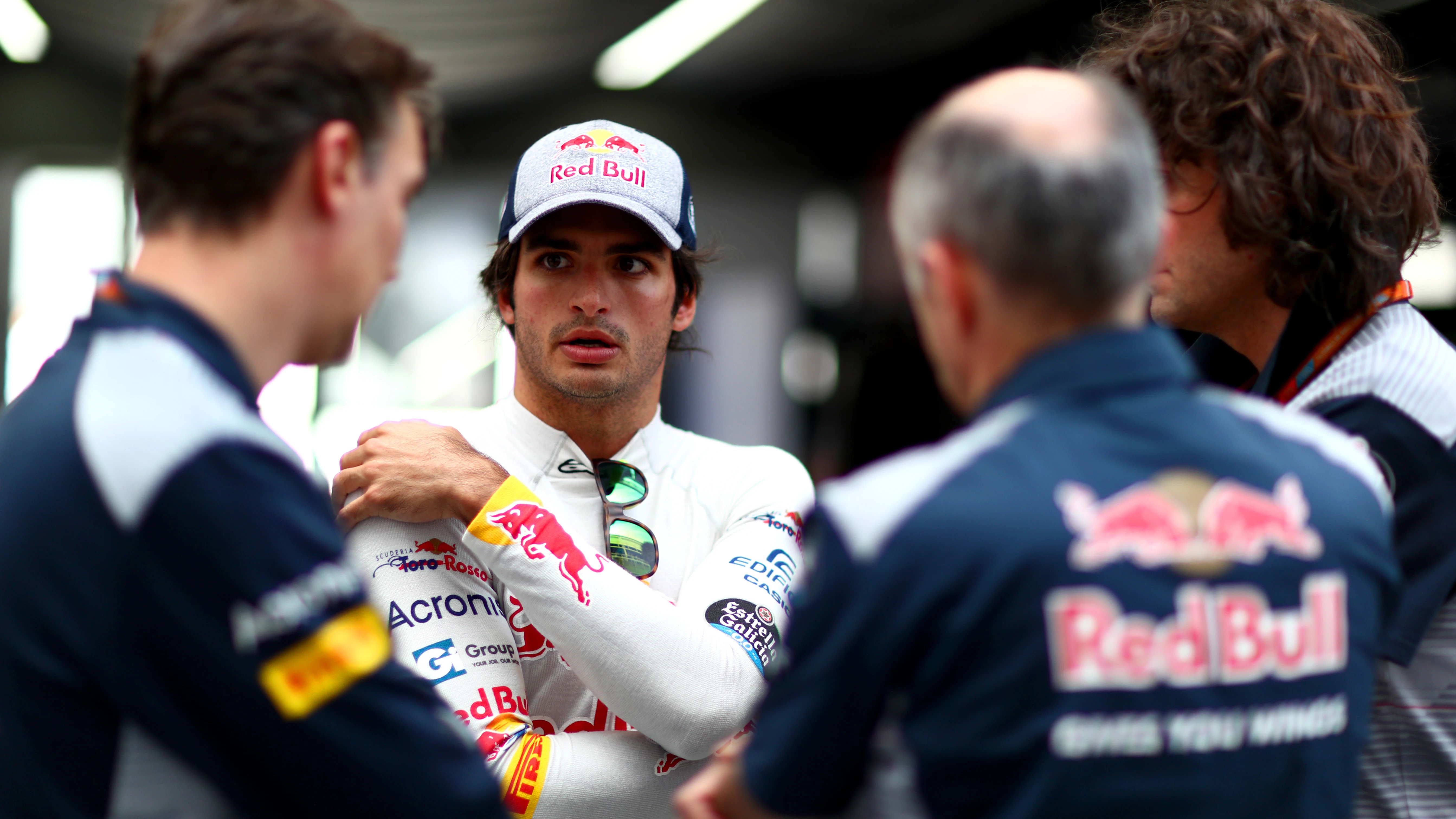 Carlos Sainz, hablando con sus mecánicos en Montmeló