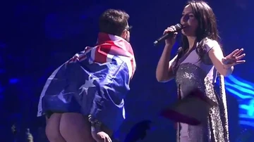 Un espontáneo enseña el trasero en plena actuación la actuación de Jamala en Eurovisión 2017