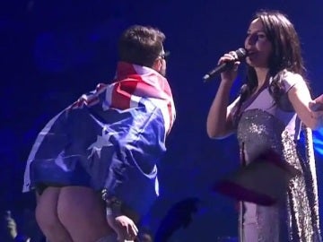 Un espontáneo enseña el trasero en plena actuación la actuación de Jamala en Eurovisión 2017 Un espontáneo enseña el trasero en plena actuación la actuación de Jamala en Eurovisión 2017