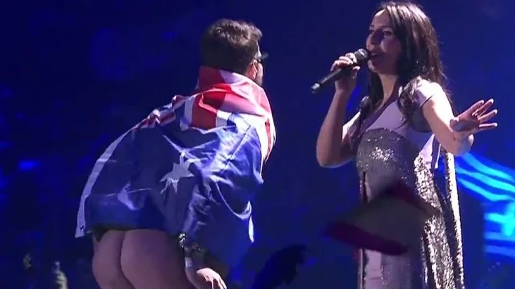 Un espontáneo enseña el trasero en plena actuación la actuación de Jamala en Eurovisión 2017 Un espontáneo enseña el trasero en plena actuación la actuación de Jamala en Eurovisión 2017