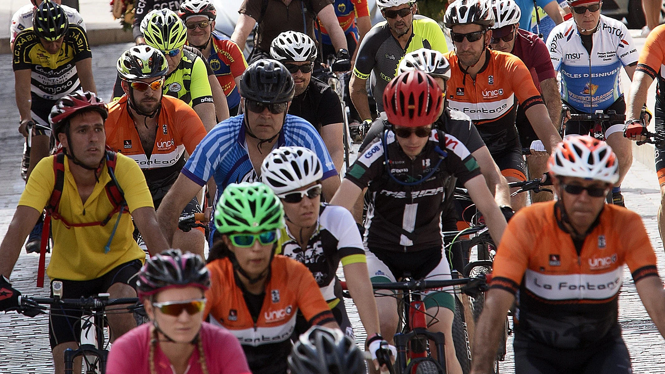 Cientos de ciclistas despiden al tercer ciclista fallecido