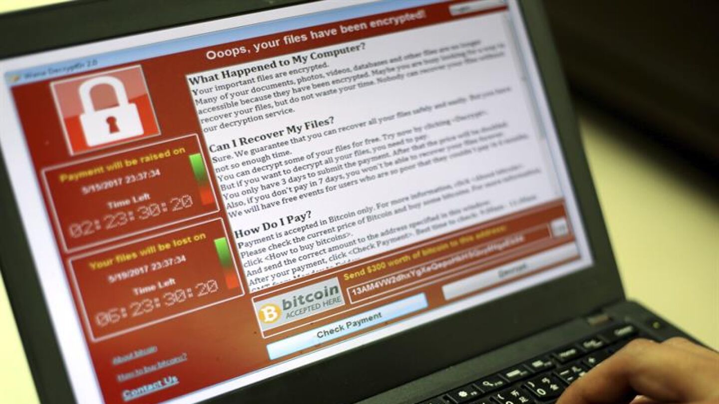 Un programador muestra la captura de pantalla en la que se pide un rescate en bitcoins 