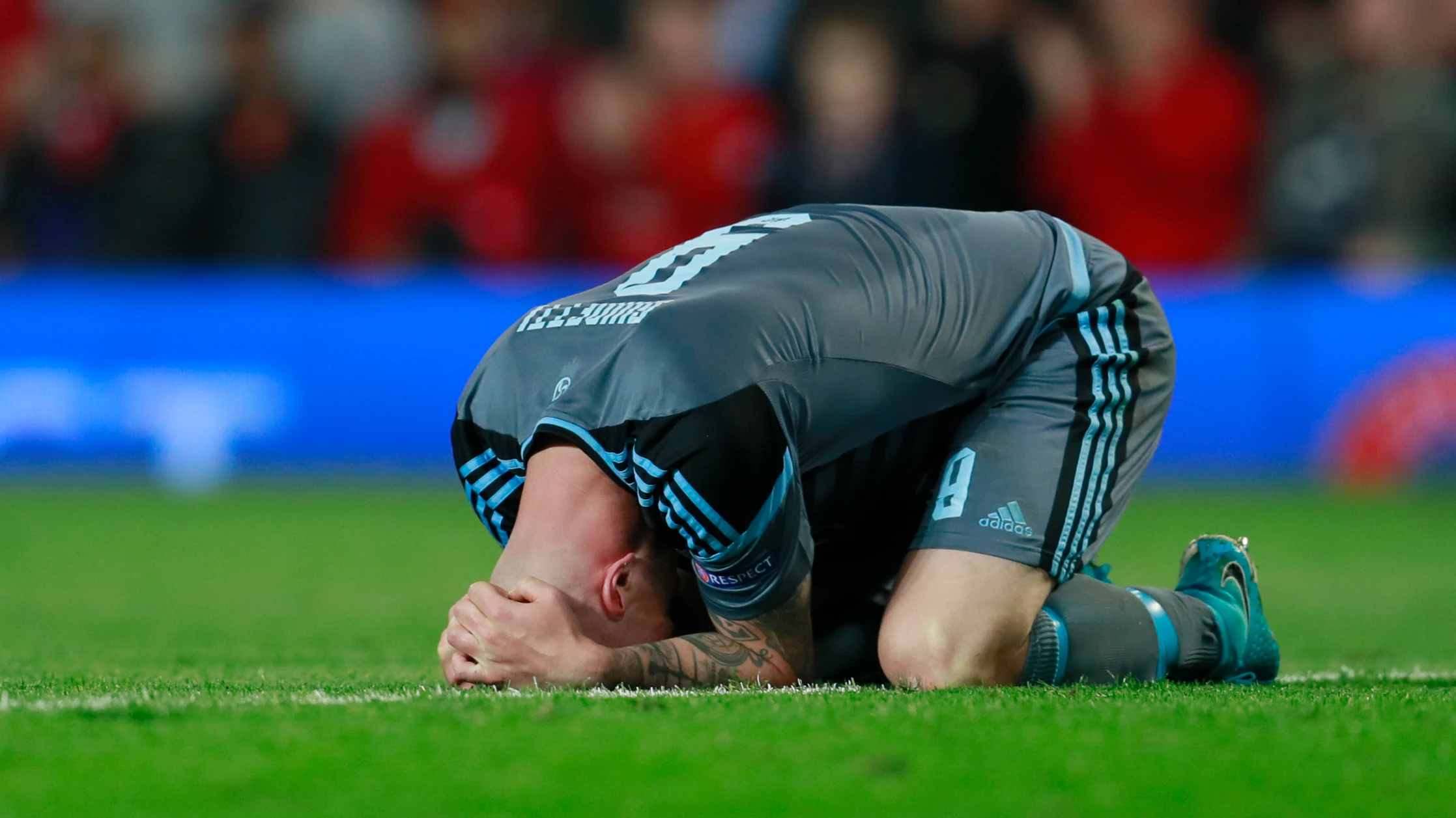 John Guidetti se lamenta por la ocasión fallada ante el United