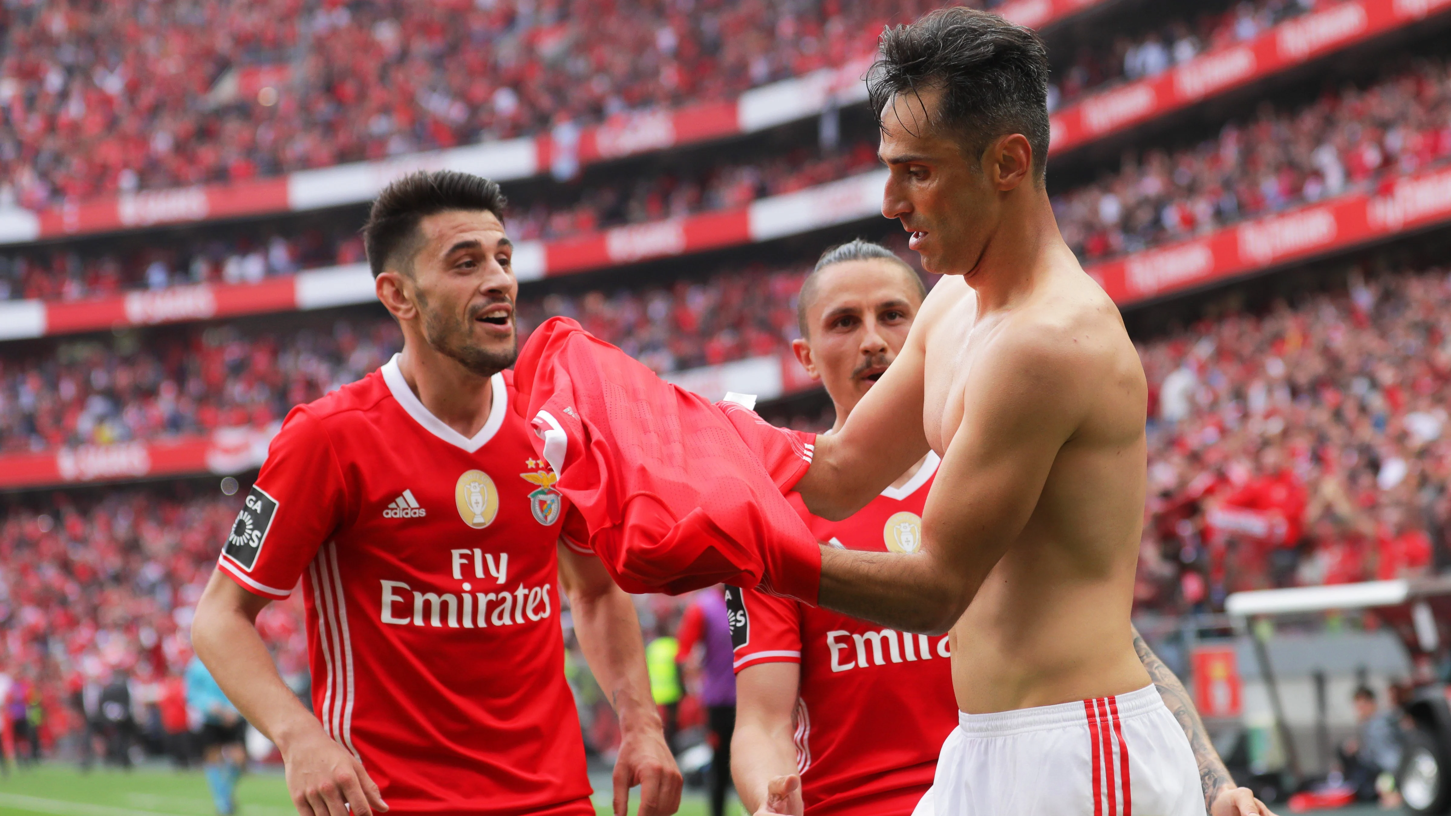 Jonas celebra uno de sus goles contra el Benfica