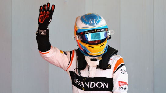 Fernando Alonso celebra con la afici&oacute;n su s&eacute;ptimo puesto