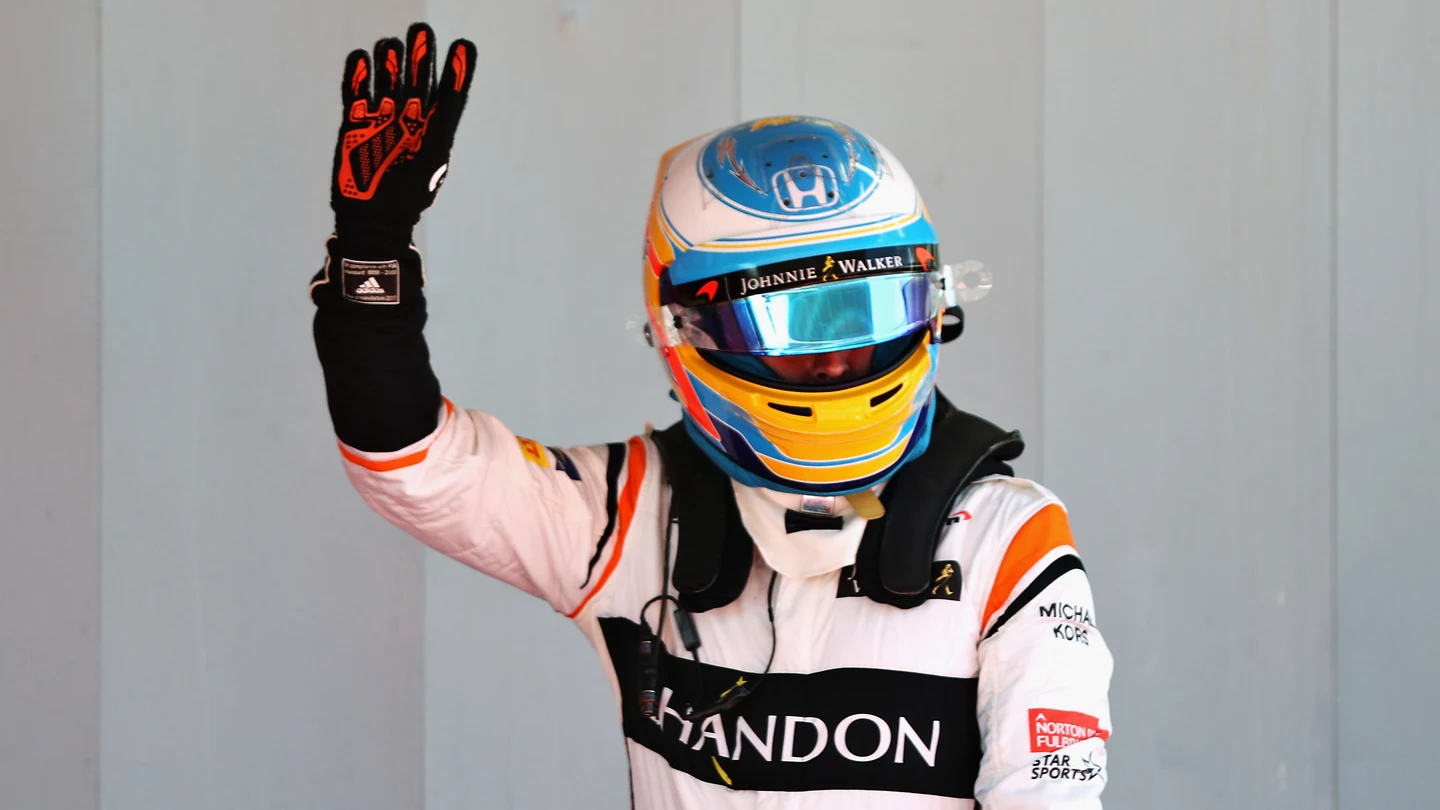 Fernando Alonso celebra con la afición su séptimo puesto Fernando Alonso celebra con la afición su séptimo puesto