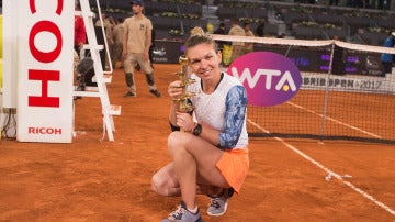 Simona Halep, con el trofeo de campeona de Mutua Madrid Open