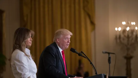 El presidente de EEUU, Donald Trump, pronuncia su discurso junto a la primera dama estadounidense, Melania Trump El presidente de EEUU, Donald Trump, pronuncia su discurso junto a la primera dama estadounidense, Melania Trump