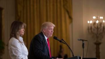 El presidente de EEUU, Donald Trump, pronuncia su discurso junto a la primera dama estadounidense, Melania Trump