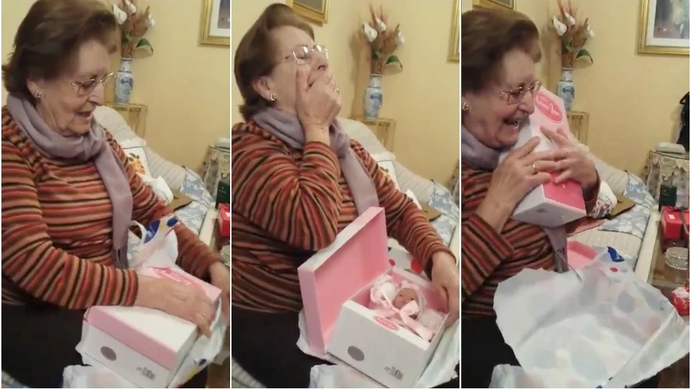 Pepa abriendo el regalo de su familia 