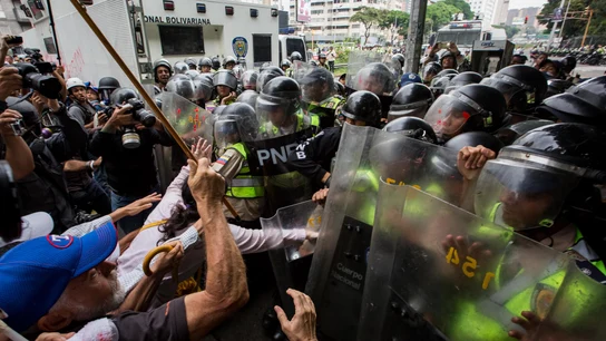 Decenas de opositores venezolanos de la tercera edad marchando hacia la Defensoría del Pueblo en Caracas, en una movilización denominada la "marcha de los abuelos" Decenas de opositores venezolanos de la tercera edad marchando hacia la Defensoría del Pueblo en Caracas, en una movilización denominada la "marcha de los abuelos"