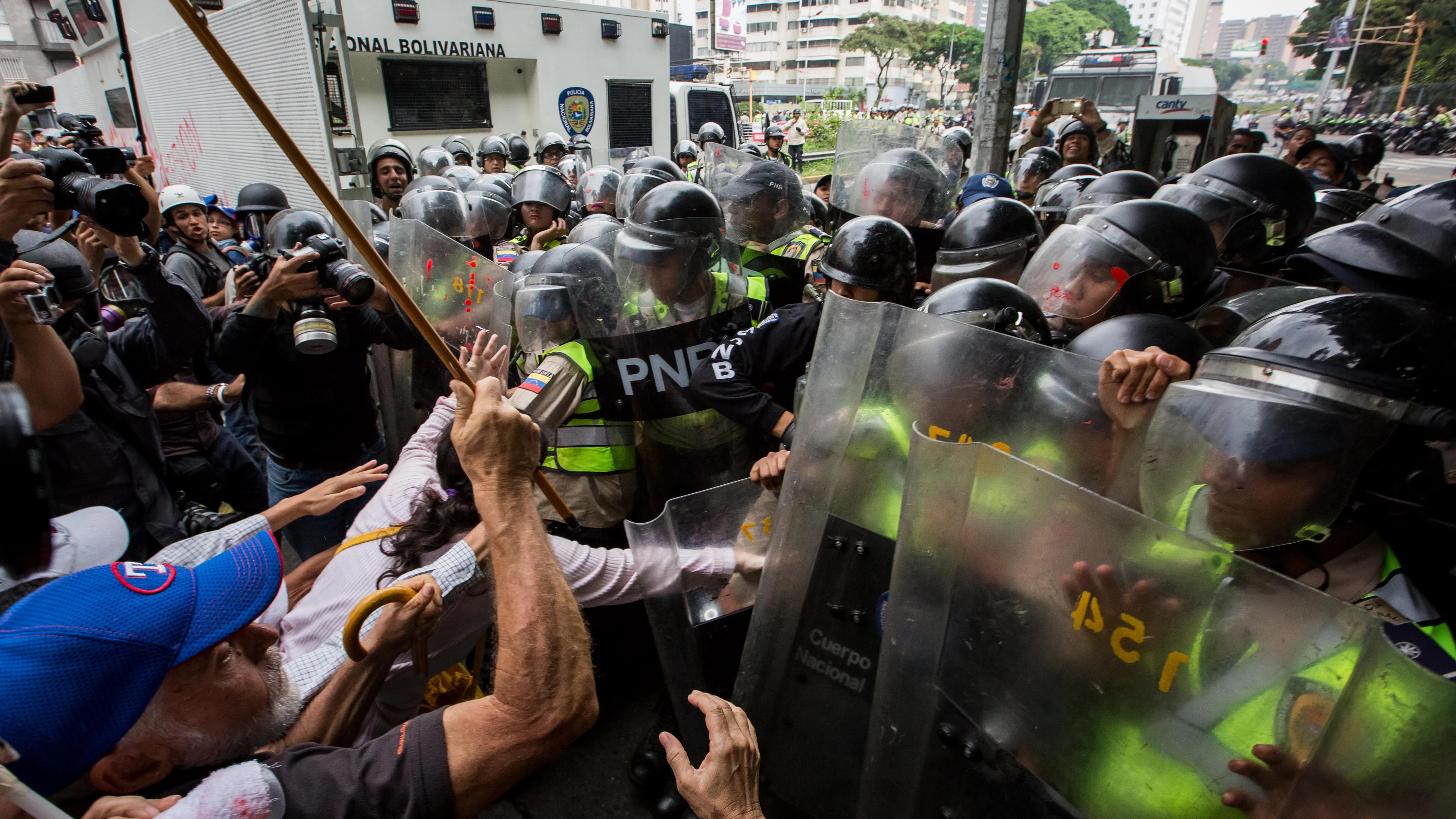 Decenas de opositores venezolanos de la tercera edad marchando hacia la Defensoría del Pueblo en Caracas, en una movilización denominada la "marcha de los abuelos"