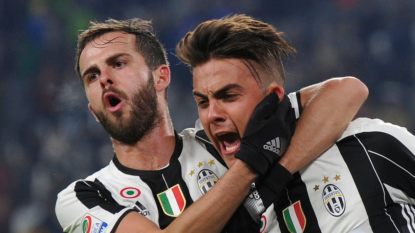 Pjanic celebra un gol junto a Dybala