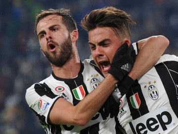 Pjanic celebra un gol junto a Dybala Pjanic celebra un gol junto a Dybala