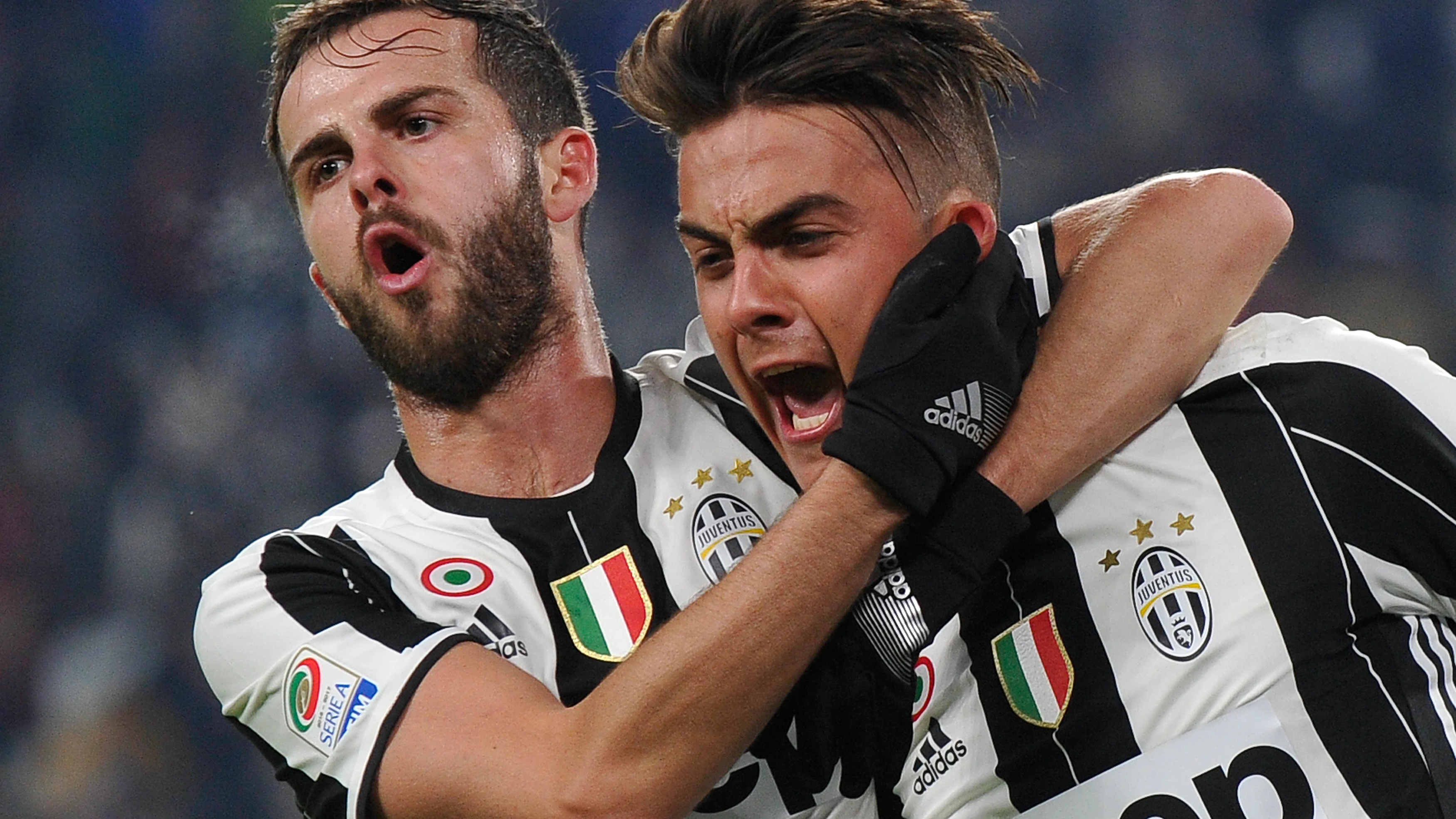 Pjanic celebra un gol junto a Dybala