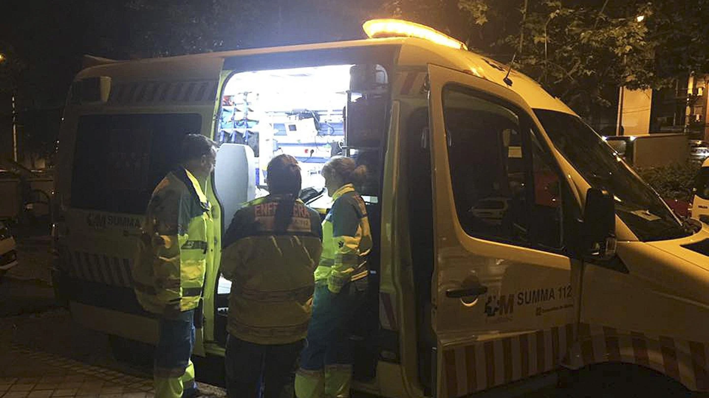 Varios vehículos del 112 que se han personado en la calle Tomelloso de Madrid, donde una mujer de 27 años ha sido asesinada Varios vehículos del 112 que se han personado en la calle Tomelloso de Madrid, donde una mujer de 27 años ha sido asesinada