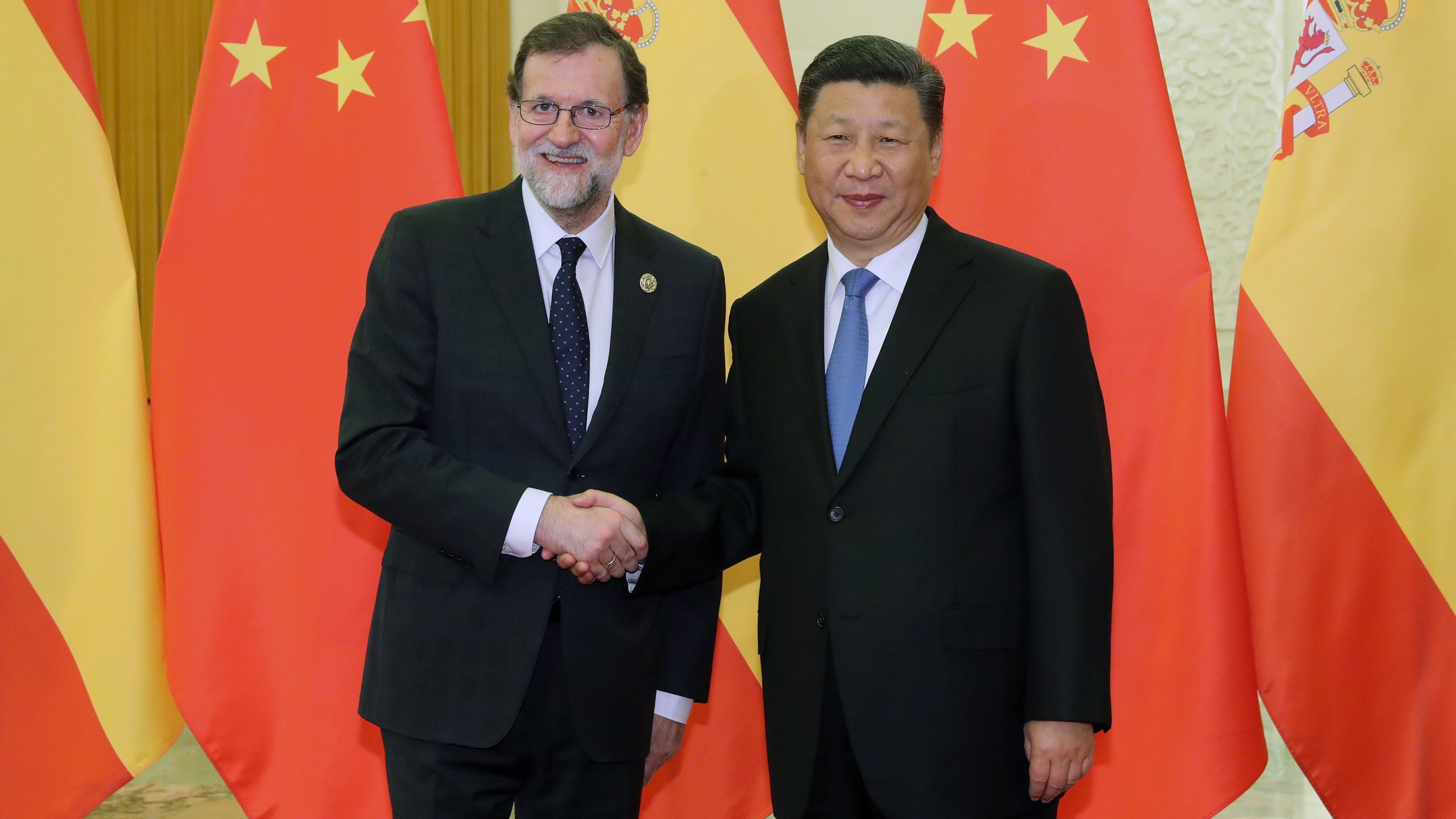 El presidente del Gobierno español, Mariano Rajoy saluda al presidente de China, Xi Jinping