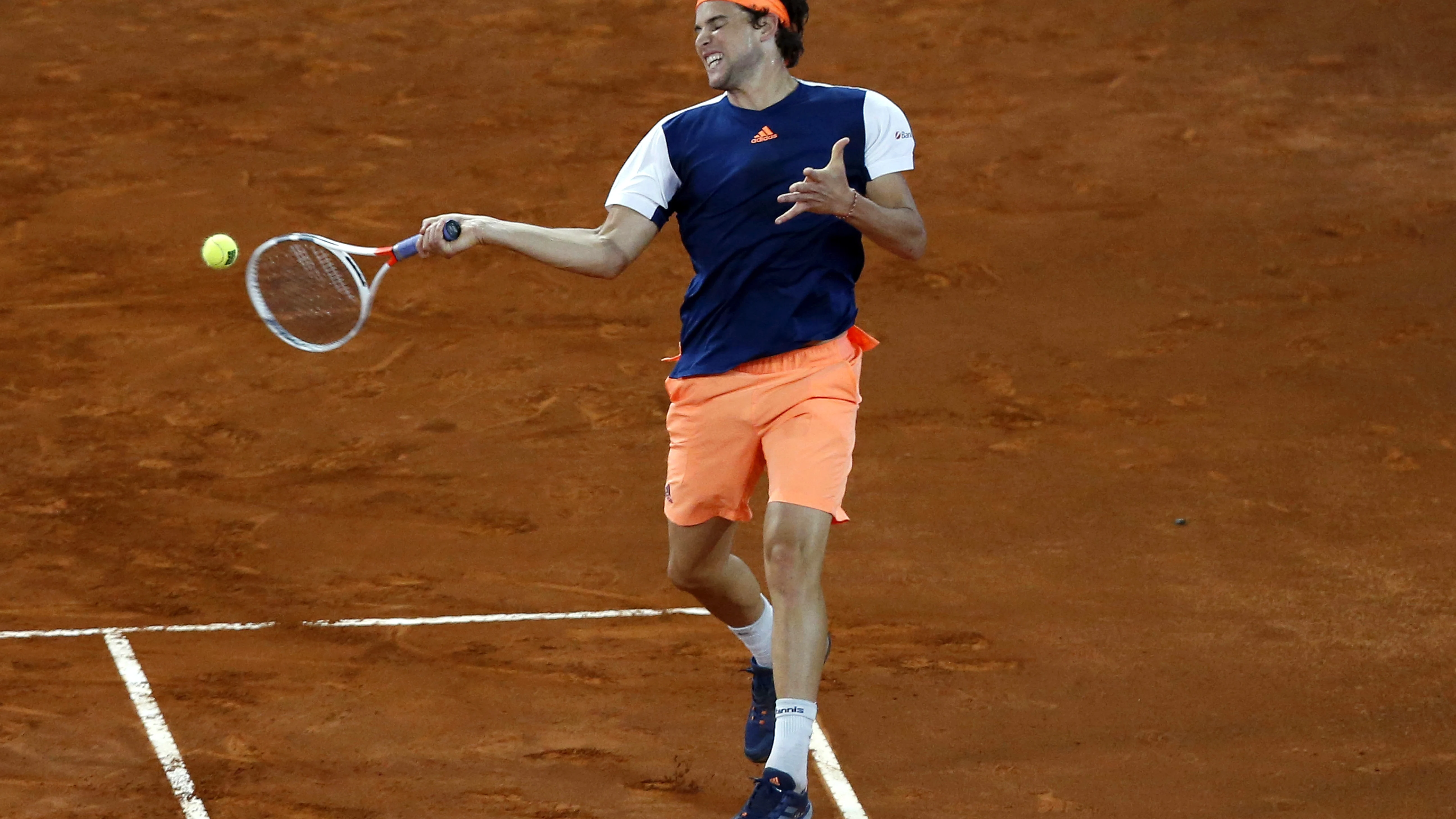 Dominic Thiem golpea con su derecha en el partido contra Pablo Cuevas