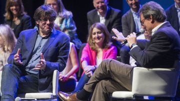 Puigdemont y Mas durante el acto del partido