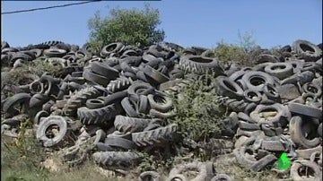 Cementerio ilegal de neumáticos