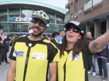 Dos fans de Chimo Bayo acuden al festival Love the 90's Dos fans de Chimo Bayo acuden al festival Love the 90's