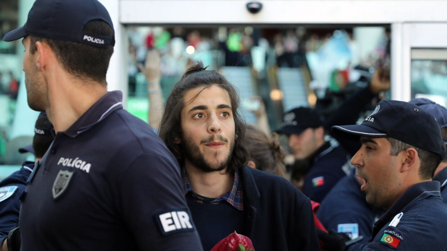 Salvador Sobral, ganador de Eurovisi&oacute;n, a su llegada a Lisboa