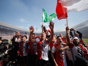Dirk Kuyt y los jugadores del Feyenoord celebran el título de Liga Dirk Kuyt y los jugadores del Feyenoord celebran el título de Liga
