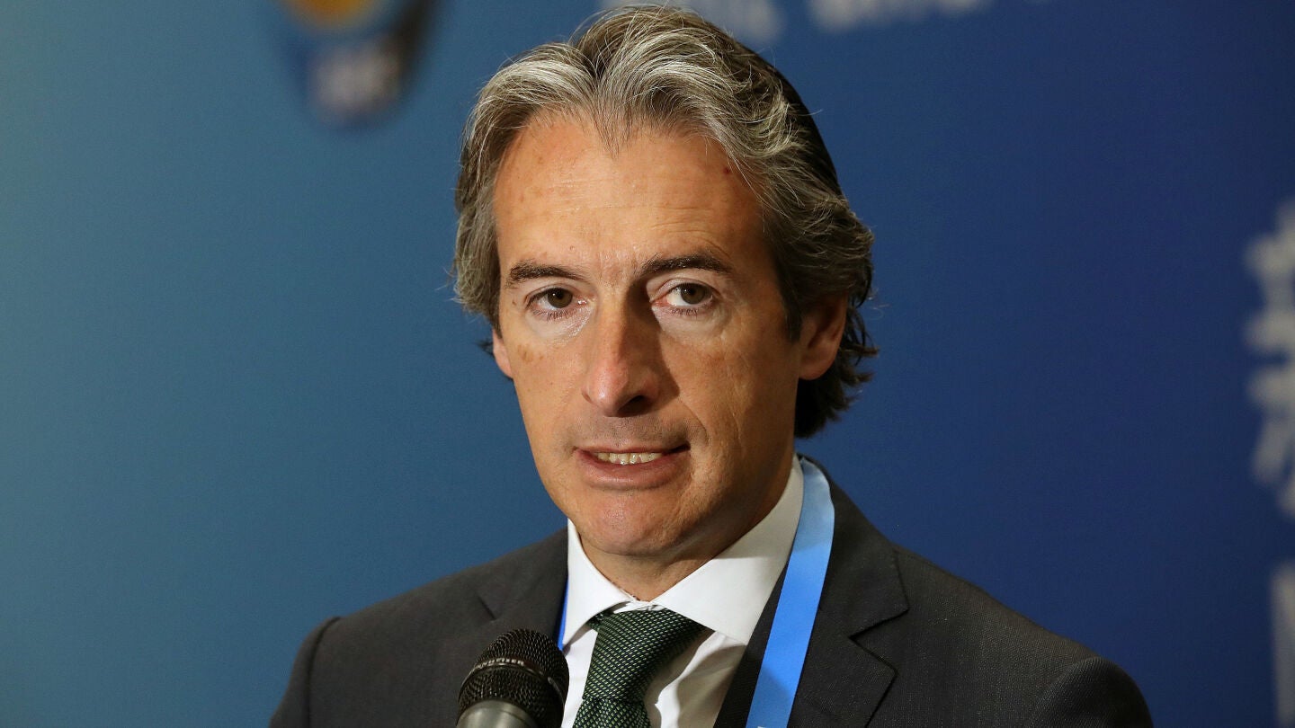 El ministro de Fomento, &Iacute;&ntilde;igo de la Serna, atiende a los medios hoy en Pek&iacute;n