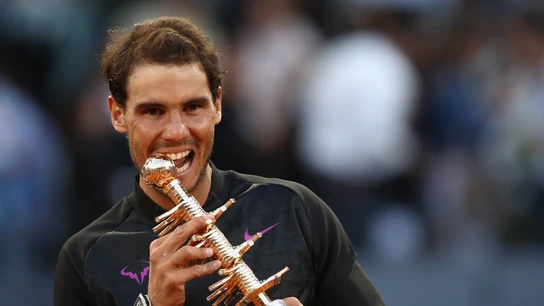Rafa Nadal muerde su trofeo de campeón del Mutua Madrid Open Rafa Nadal muerde su trofeo de campeón del Mutua Madrid Open