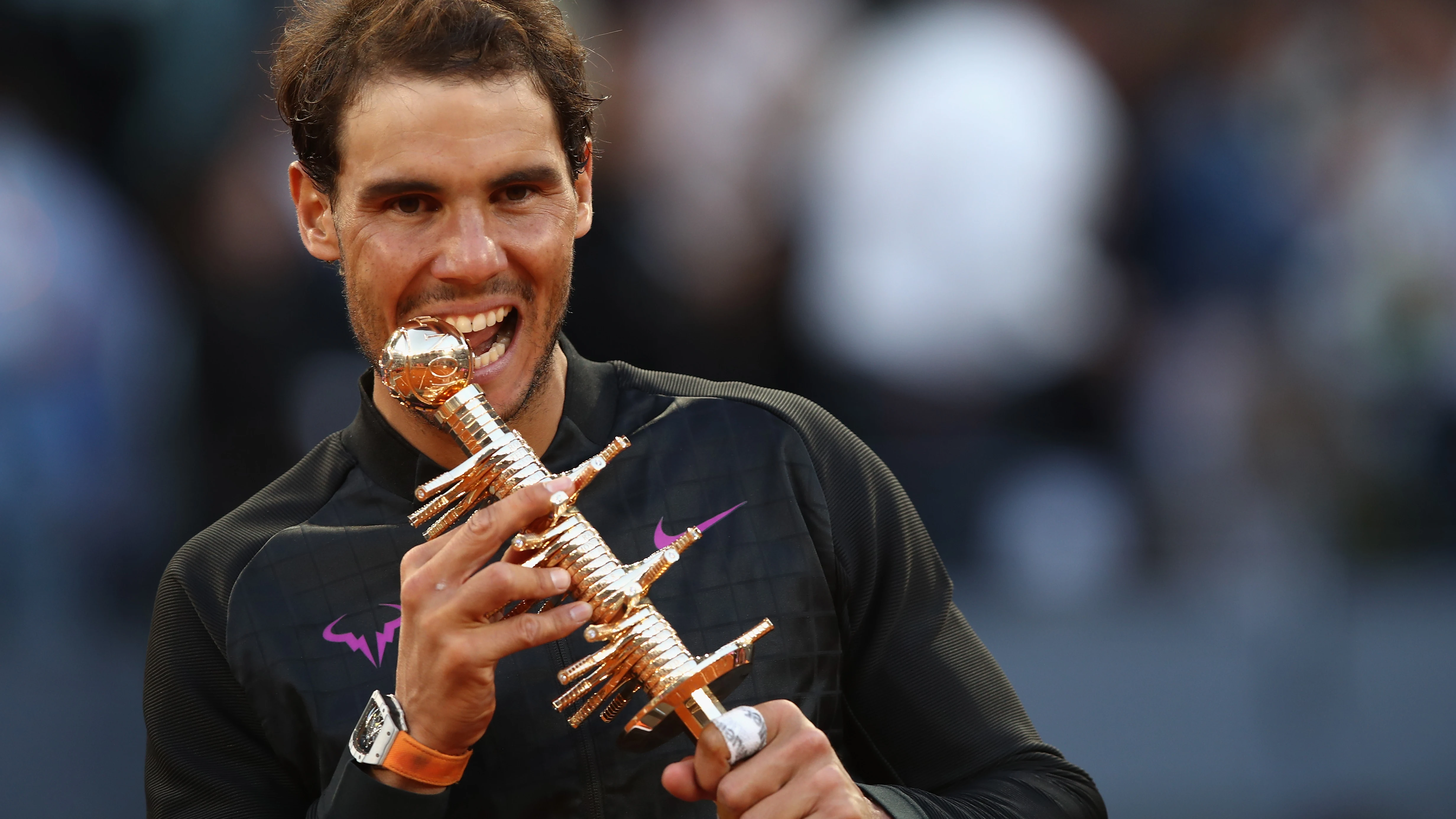 Rafa Nadal muerde su trofeo de campeón del Mutua Madrid Open