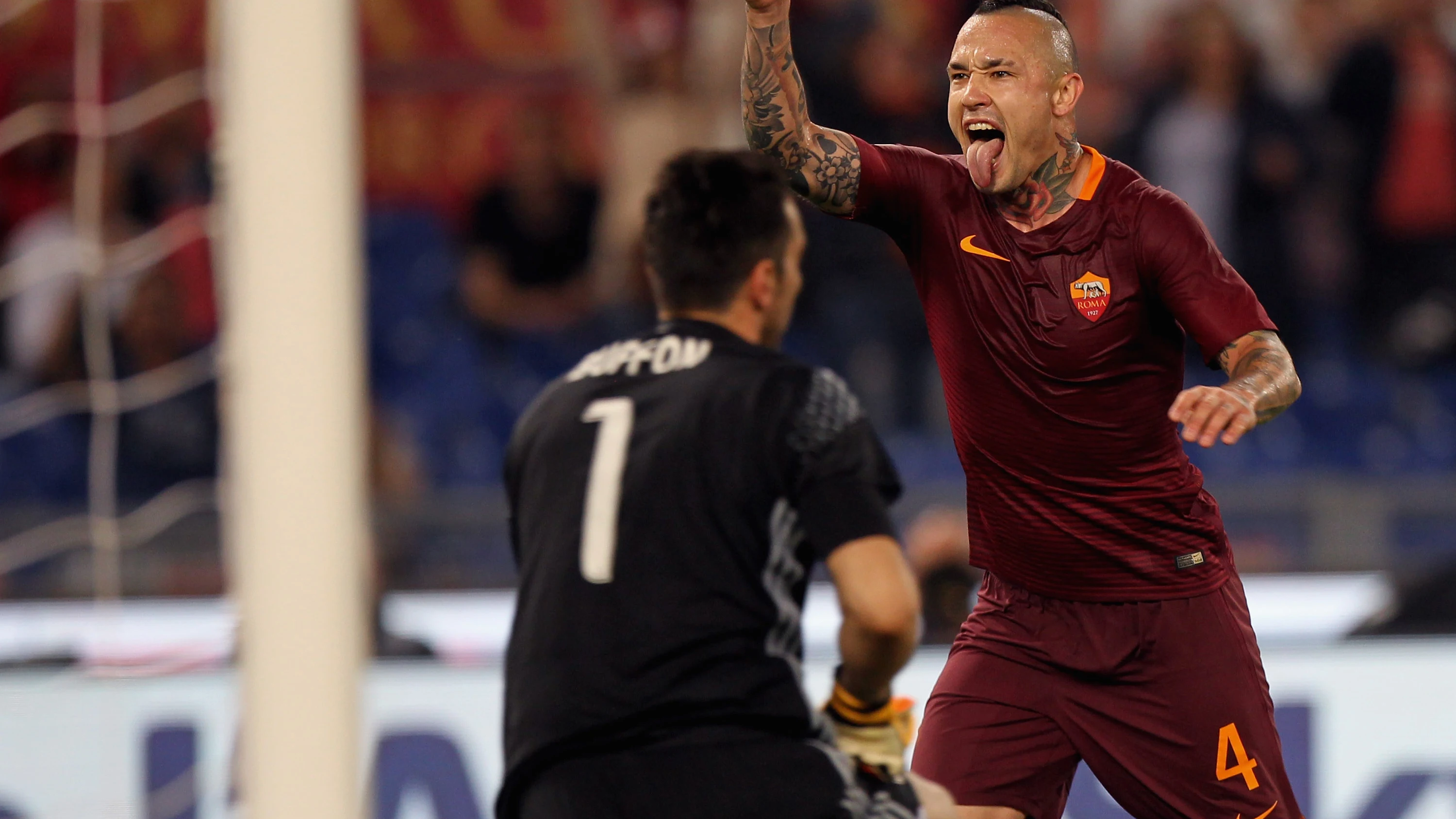 Nainggolan celebra su gol con un abatido Buffon