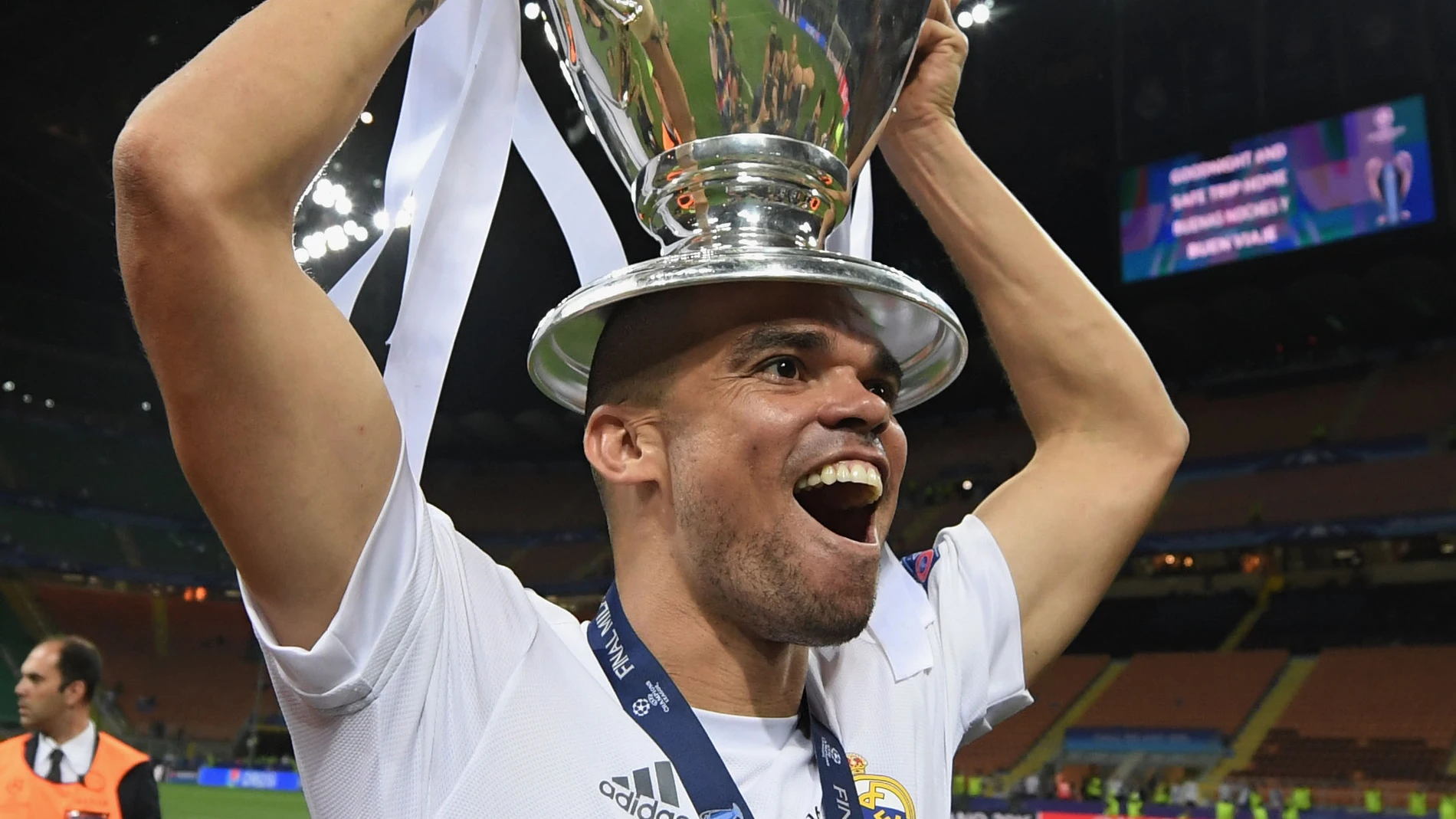 Pepe, con el trofeo de la Champions del año 2016