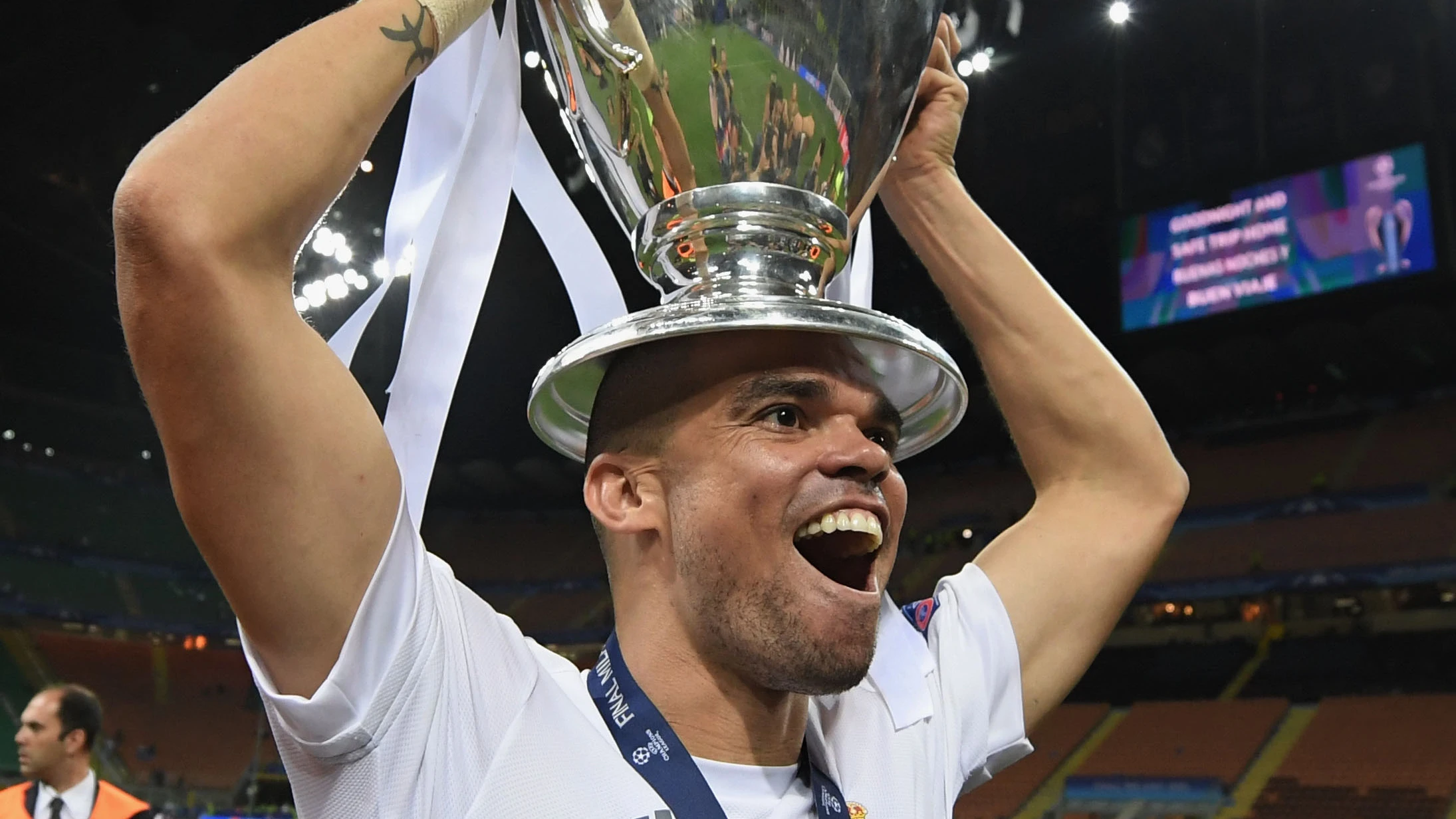 Pepe, con el trofeo de la Champions del año 2016