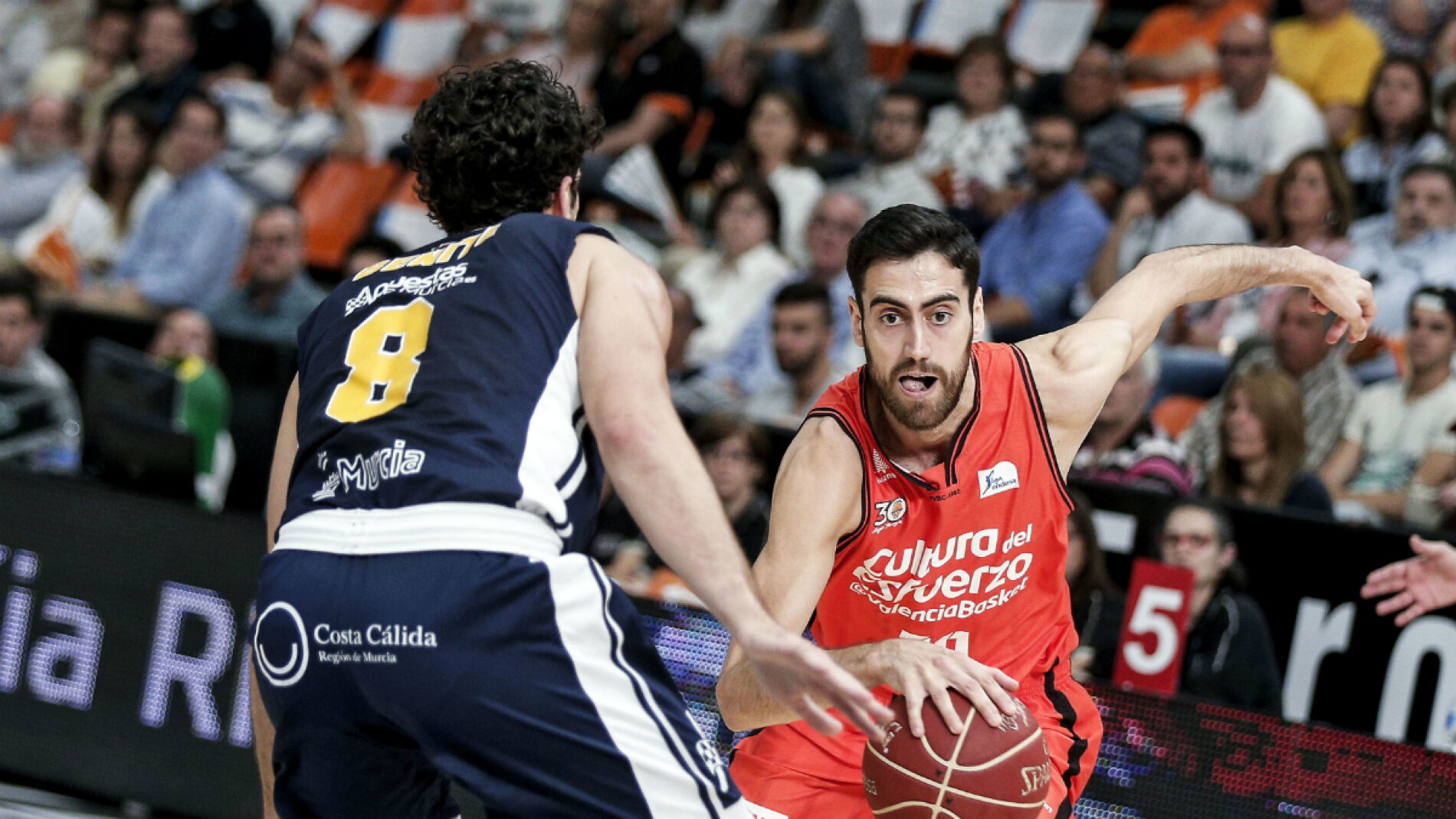 Joan Sastre, en una acción con el Valencia Basket