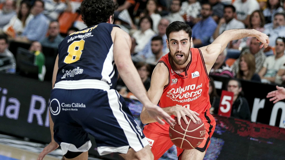 Joan Sastre, en una acción con el Valencia Basket