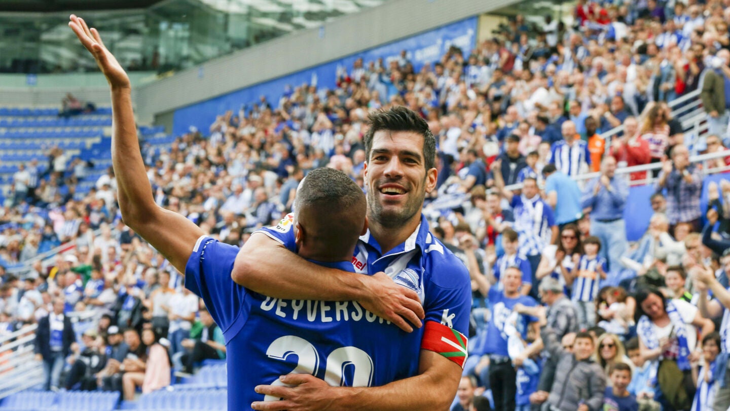 Manu Garc&iacute;a y Deyverson celebran uno de los goles del Alav&eacute;s contra el Celta