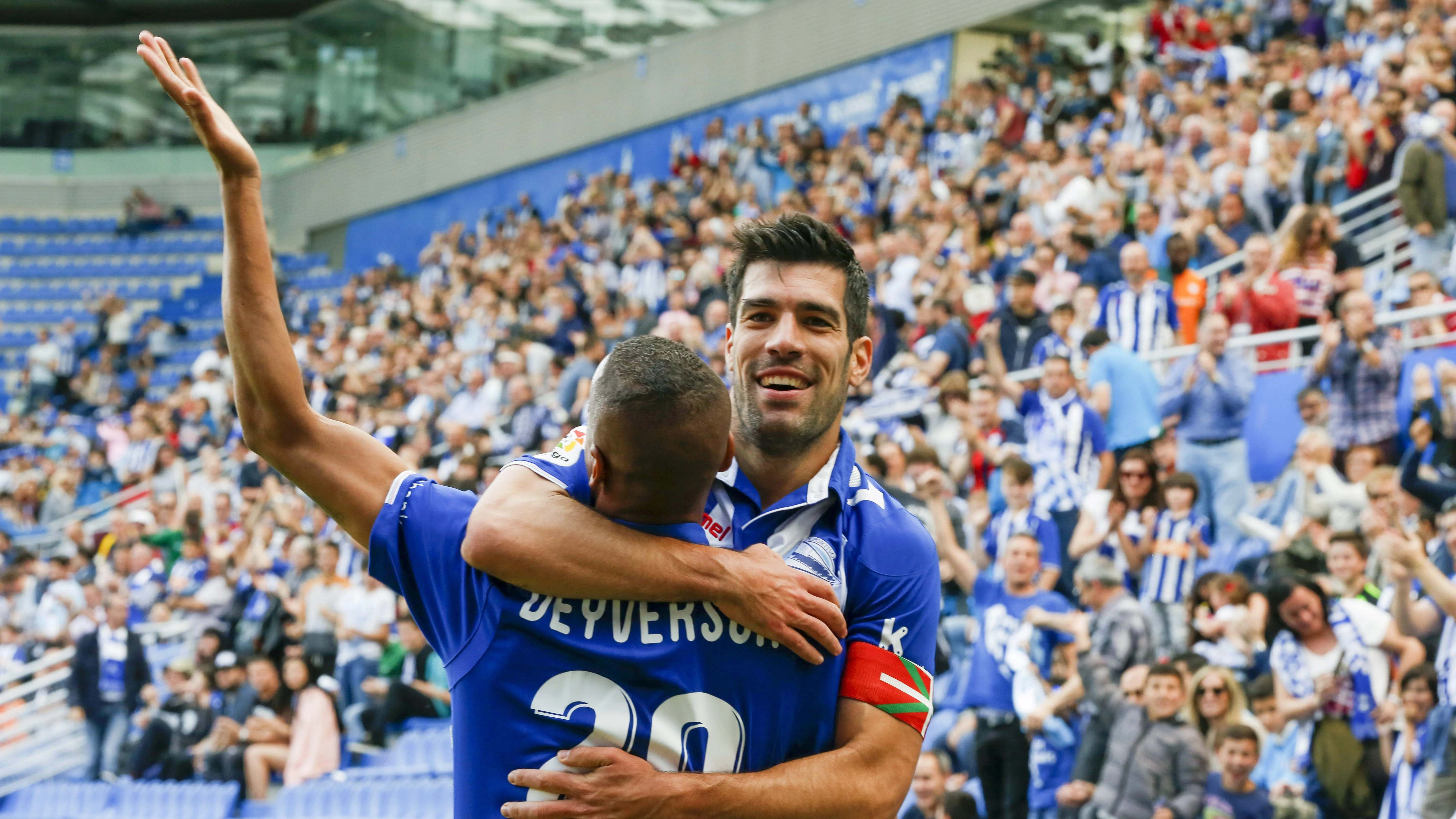 Manu García y Deyverson celebran uno de los goles del Alavés contra el Celta