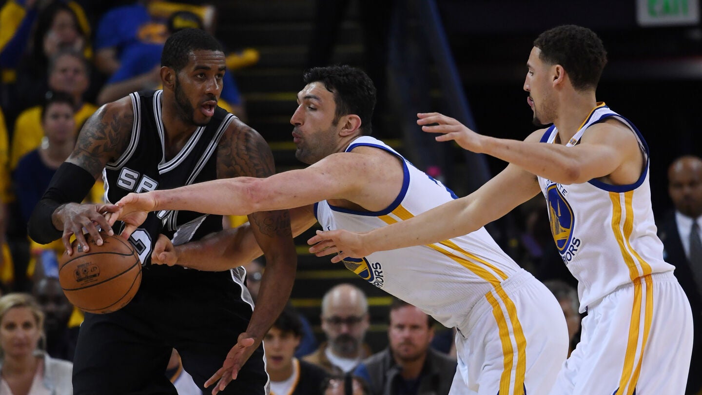 Zaza Pachulia intenta robar el bal&oacute;n a LaMarcus Aldridge