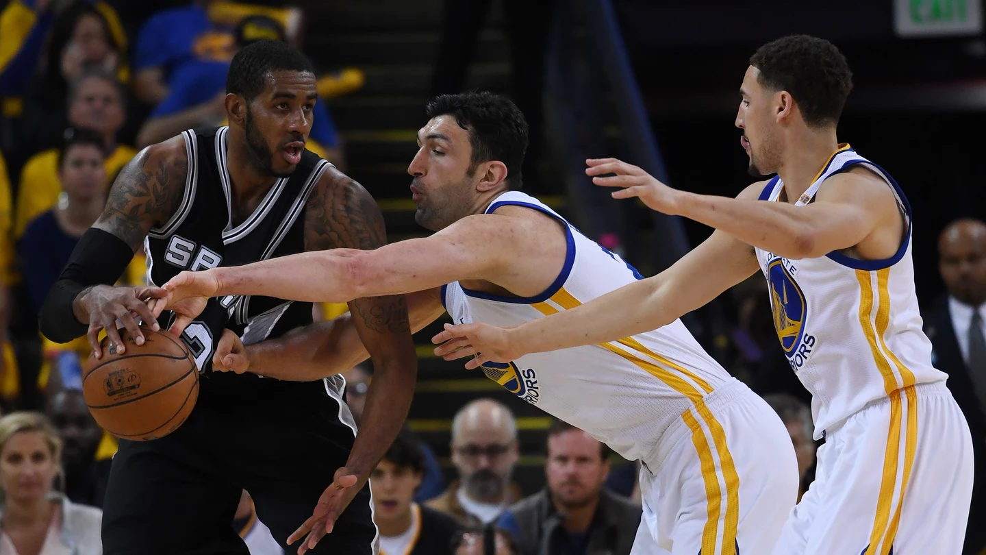 Zaza Pachulia intenta robar el balón a LaMarcus Aldridge Zaza Pachulia intenta robar el balón a LaMarcus Aldridge