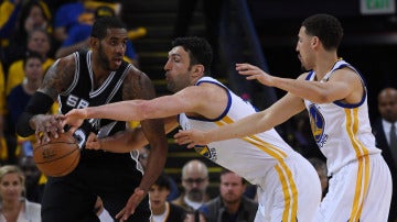 Zaza Pachulia intenta robar el balón a LaMarcus Aldridge