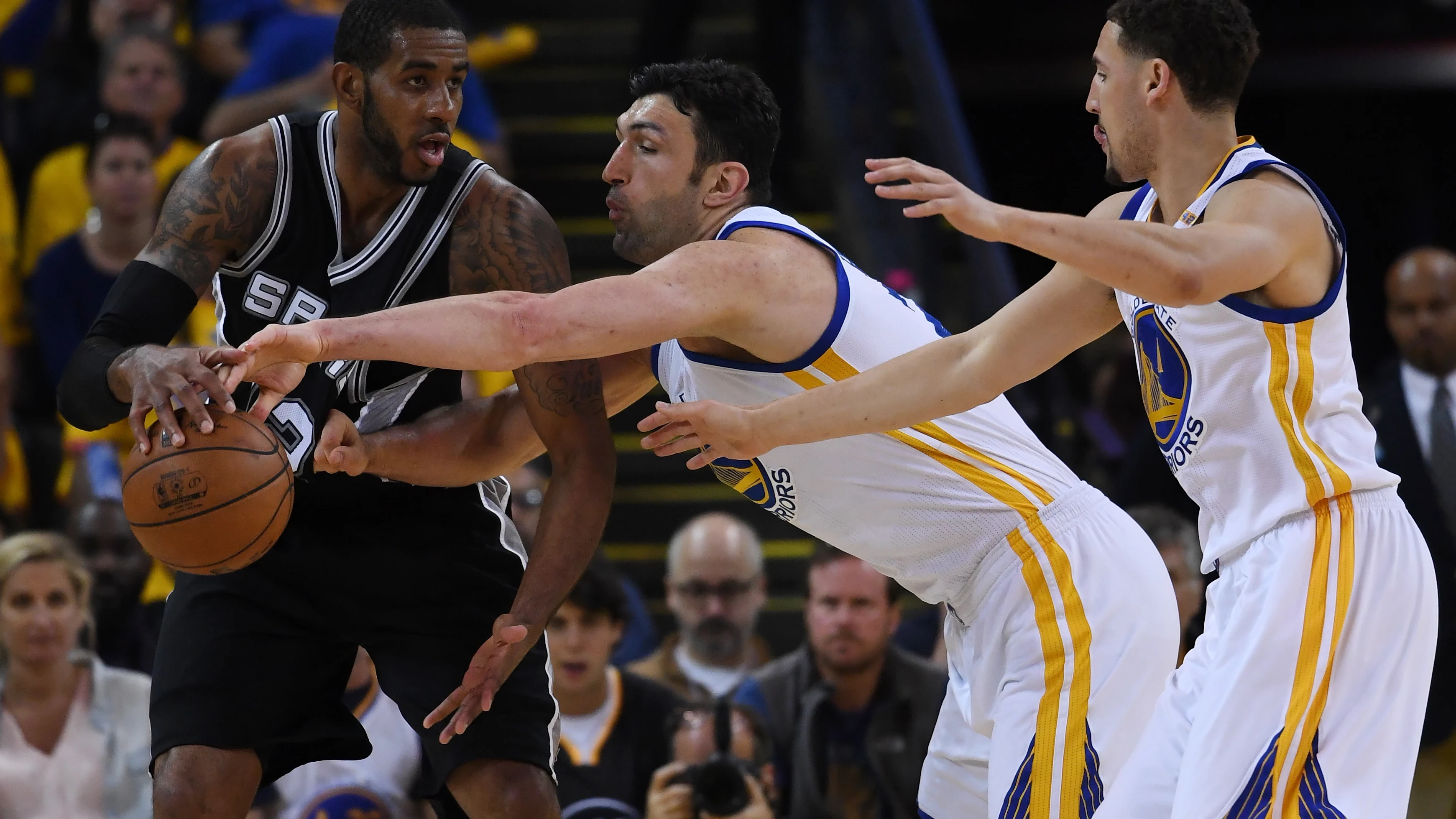 Zaza Pachulia intenta robar el balón a LaMarcus Aldridge