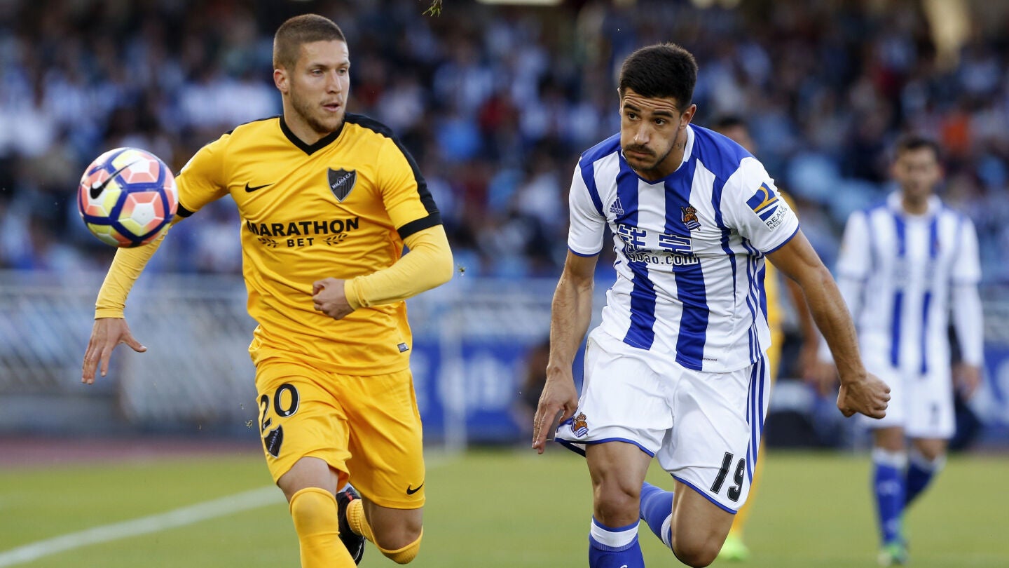Keko y Yuri Berchiche disputan el bal&oacute;n en el Real Sociedad - M&aacute;laga