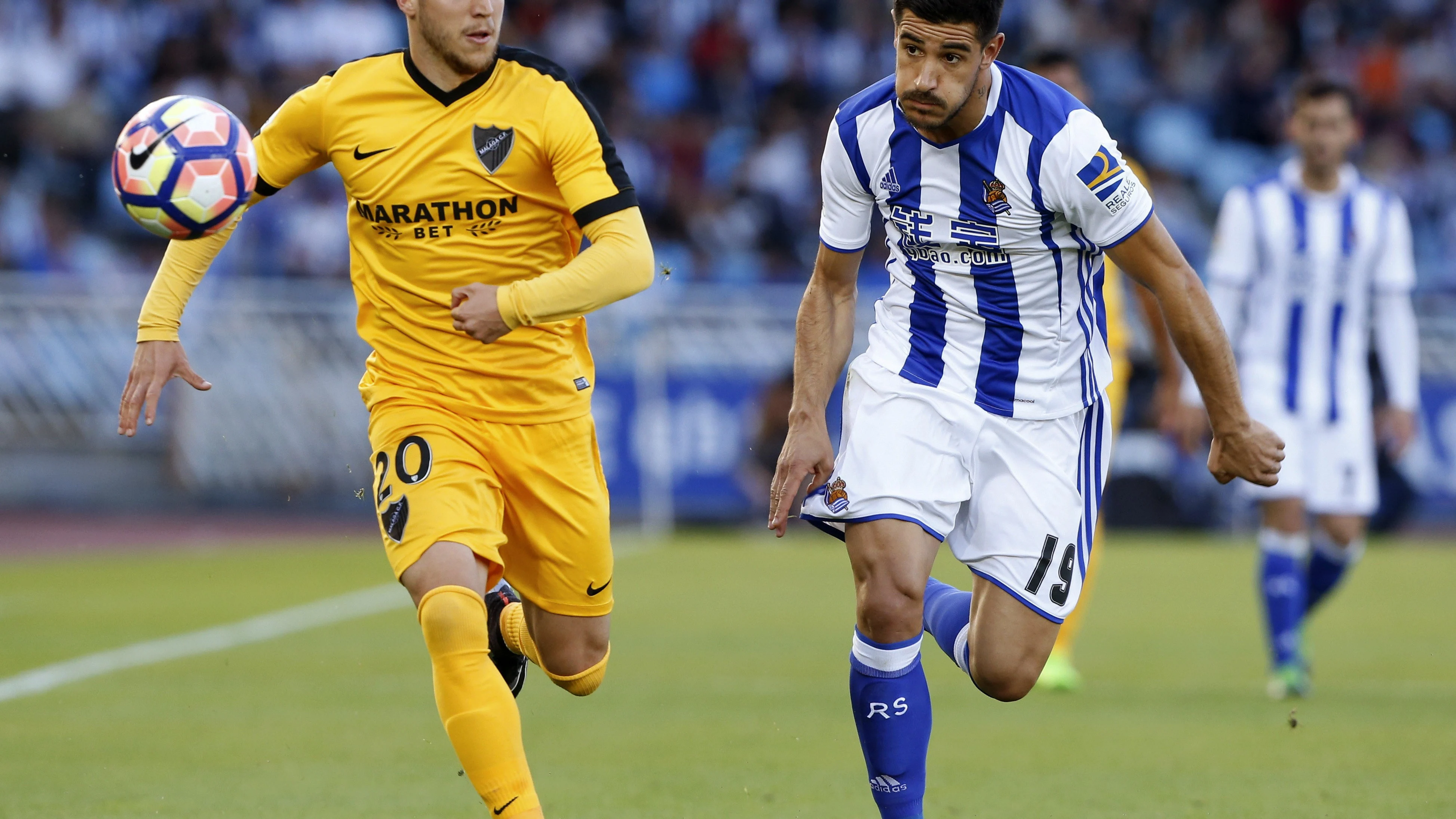 Keko y Yuri Berchiche disputan el balón en el Real Sociedad - Málaga