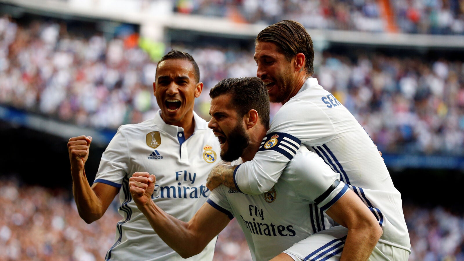 Los jugadores del Real Madrid celebran el gol de Nacho contra el Sevilla
