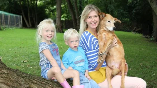 Ilse Fieldsend junto a sus dos hijos Ilse Fieldsend junto a sus dos hijos